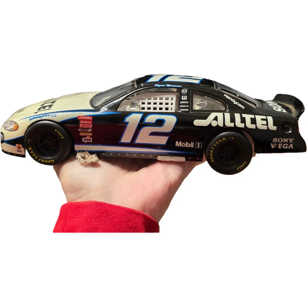 Ryan Newman #12 Alltel Dodge Intrepid 1:24 NASCAR Diecast Penske